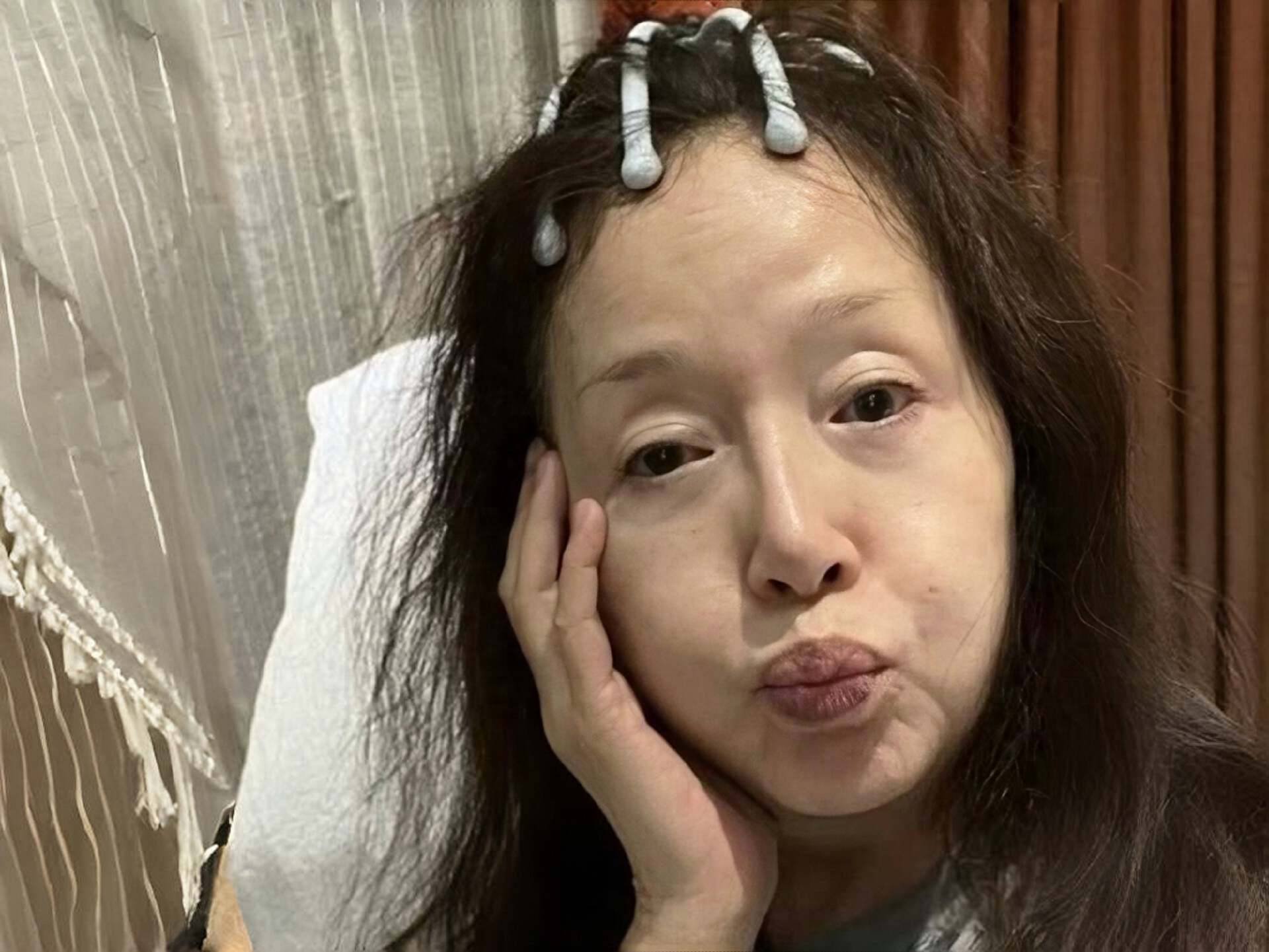 港知名女星断崖式衰老 不医美想自然老去 女儿为护母变同性恋