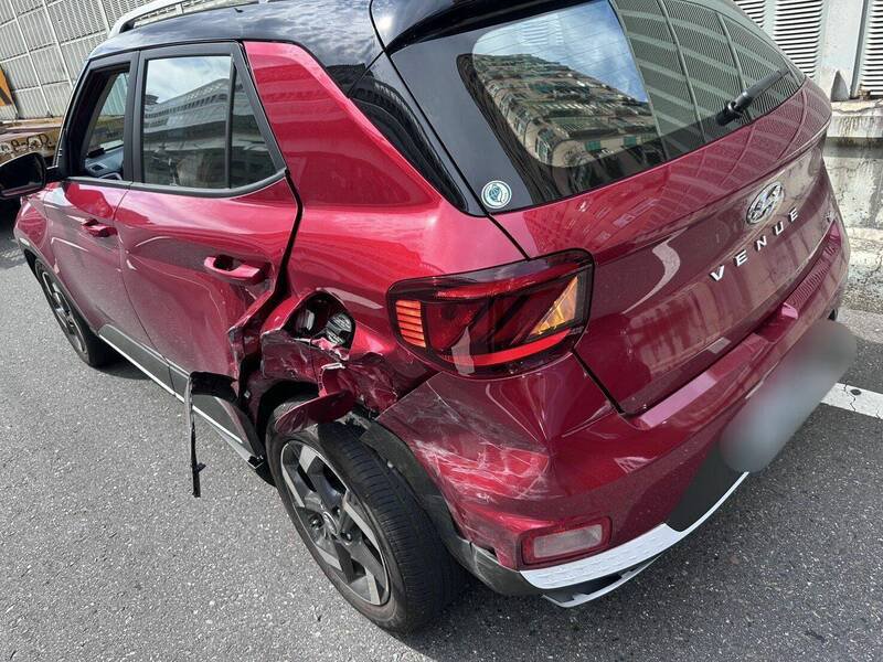 林姓女子驾驶红色轿车遭到追撞。（记者陆运锋翻摄）