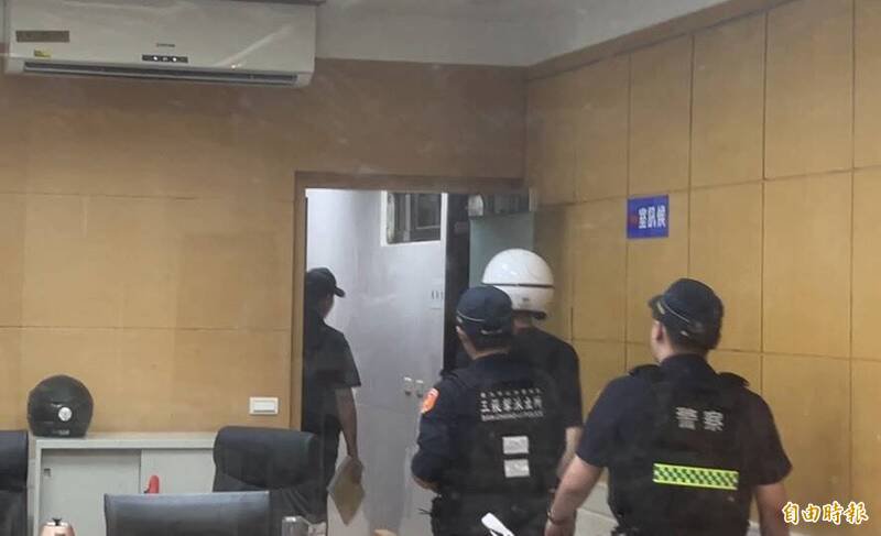 凶嫌刘柏葳面对媒体询问不发一语。（记者刘咏韵摄）