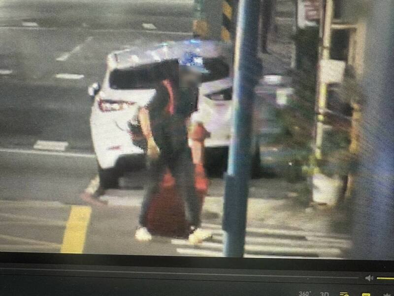 监视器拍下陈男拖行李箱身影。（记者徐圣伦翻摄）