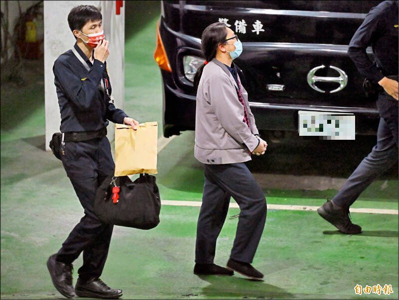 保母刘彩萱（灰衣者）与其妹刘若琳涉虐死男童剀剀，引起国内社会广泛关注与舆论谴责。（资料照）