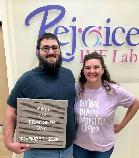 ▲移植胚胎当天，林赛和蒂姆·皮尔斯合影