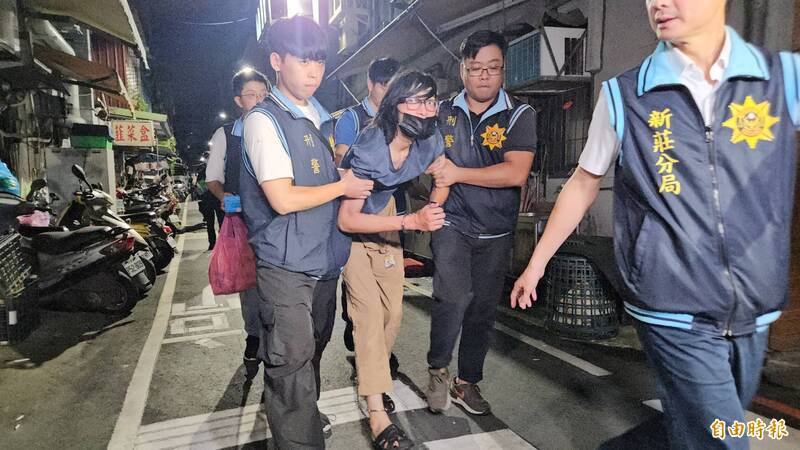 陈男将被带往分局,明早进行笔录。(记者徐圣伦摄) 陈男将被带往分局,明早进行笔录。(记者徐圣伦摄)