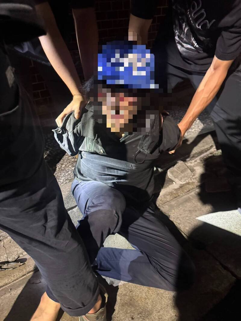 新北市新庄箱尸案,警锁定30余岁陈姓男子涉有重嫌,于中平路某巷弄将他逮捕。(记者徐圣伦翻摄) 新北市新庄箱尸案,警锁定30余岁陈姓男子涉有重嫌,于中平路某巷弄将他逮捕。(记者徐圣伦翻摄)
