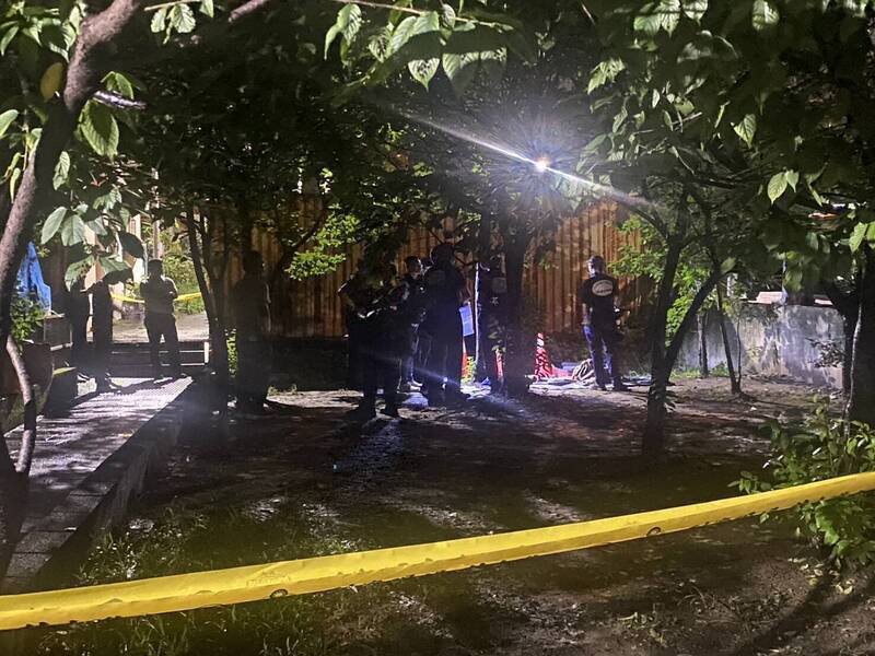 新北市新庄一处排水沟内的行李箱飘出腐臭味,惊见一具男尸被包在黑色垃圾袋中弃尸,警方封锁现场采证。(资料照,记者徐圣伦翻摄) 新北市新庄一处排水沟内的行李箱飘出腐臭味,惊见一具男尸被包在黑色垃圾袋中弃尸,警方封锁现场采证。(资料照,记者徐圣伦翻摄)