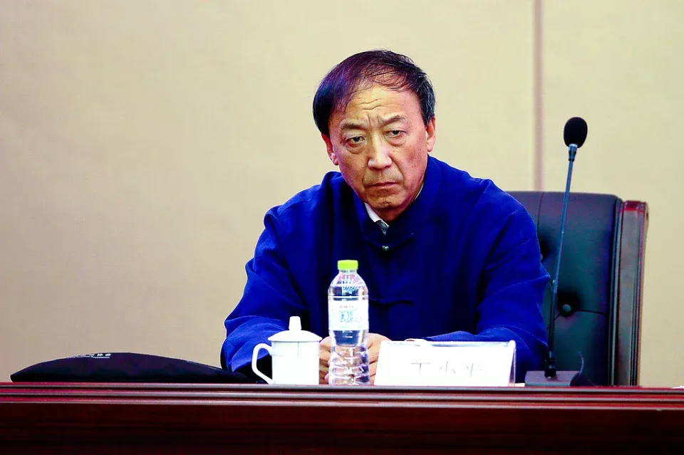 一审被判10年半 他踹翻被告人席 要上诉做无罪辩护