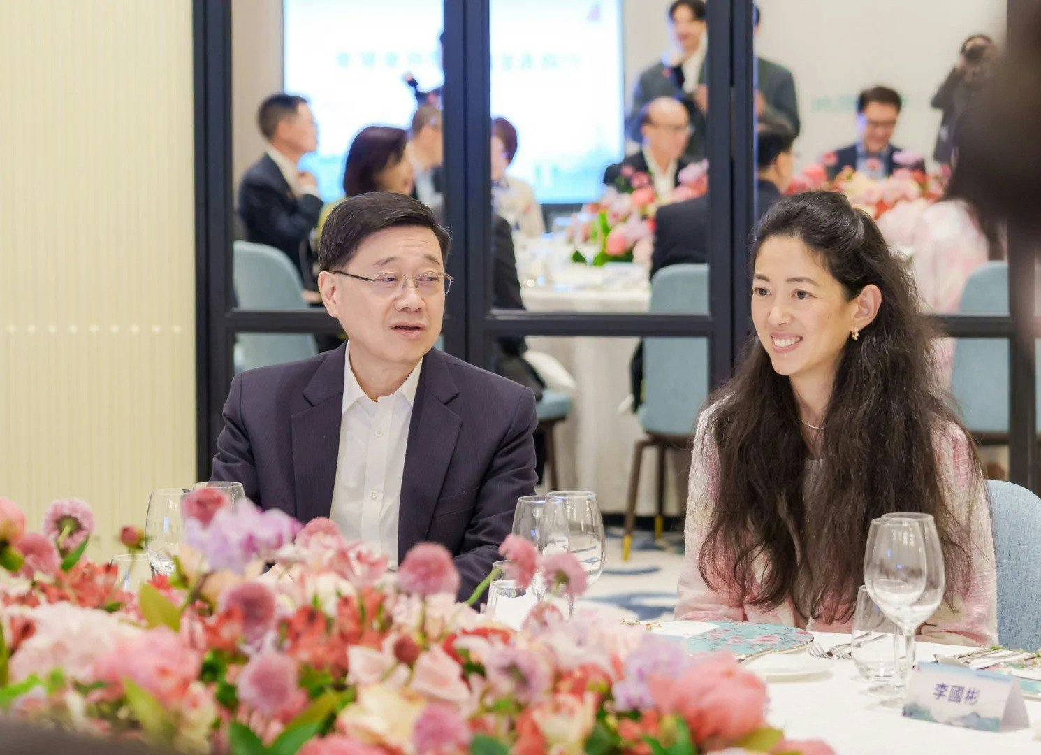 郭惠光（右）的父亲郭鹤年是马来西亚首富，被称为「亚洲糖王」，早年以经营白糖与米粮业务在马来西亚起家。 （小红书）