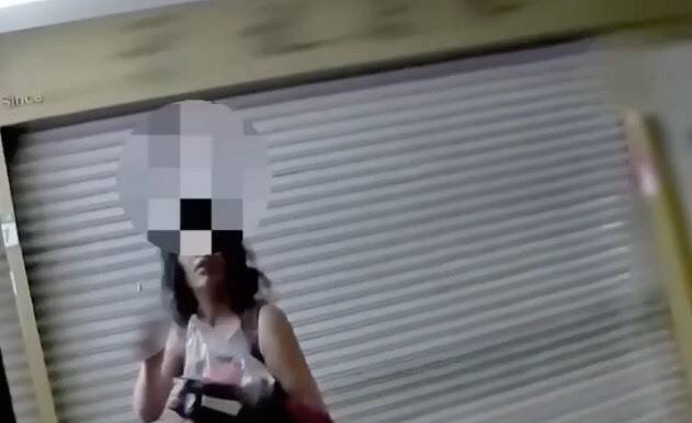 汪女被警方即使拦截逮捕。（记者刘庆侯翻摄）