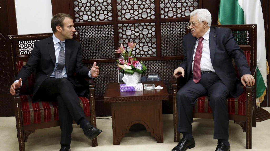2025年7月24日,法国总统马克龙宣布法国将在9月联合国大会上正式承认巴勒斯坦国。图为2015年9月7日,民族权力机构主席阿巴斯(右)在约旦河西岸城市拉马拉会见法国经济部长马克龙。 2025年7月24日,法国总统马克龙宣布法国将在9月联合国大会上正式承认巴勒斯坦国。图为2015年9月7日,民族权力机构主席阿巴斯(右)在约旦河西岸城市拉马拉会见法国经济部长马克龙。