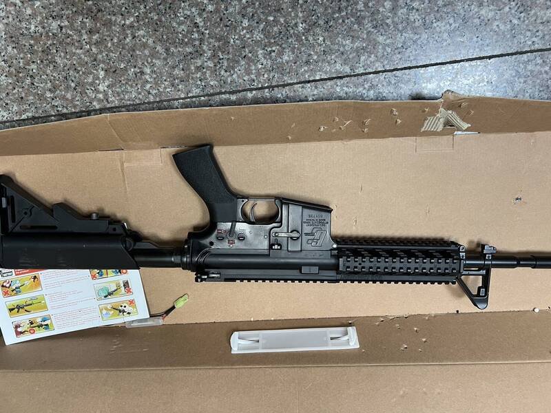 警方在陈男住处查获空气长枪。（记者张瑞桢翻摄）