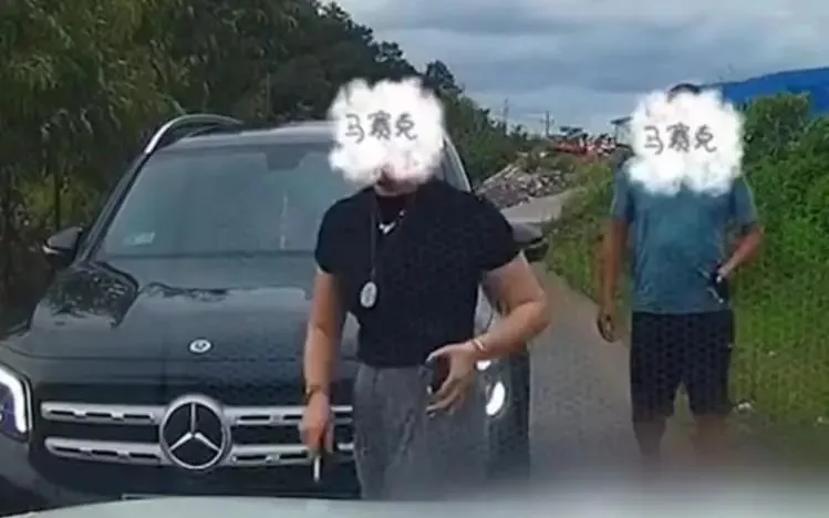 “奔驰女司机亮证逼迫让路”事件5个未竟之问