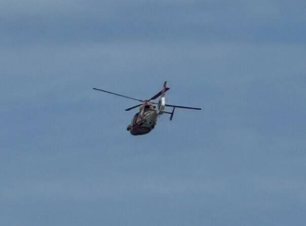 海巡署与桃园市消防局上午持续协调空中侦察直升机到事故海域上空搜寻。（记者余瑞仁翻摄）