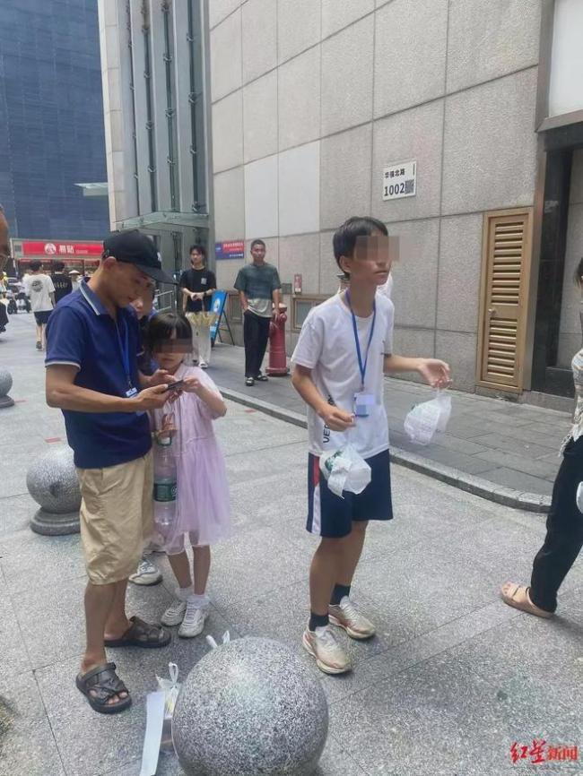 深圳华强北兴起小孩代送外卖潮 深圳华强北兴起小孩代送外卖潮