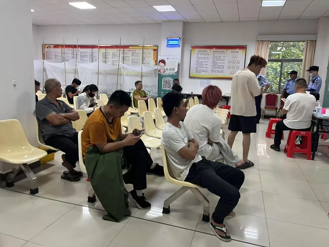 乐从医院里等待就诊的人 林春挺 摄