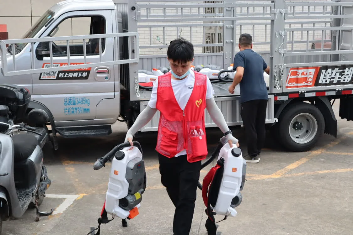 社区工作人员准备消杀器具 林春挺 摄