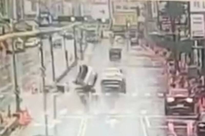 五十岁妇人驾车在台南北区北安路一段一处路口自撞分隔岛后翻车（左），险波及一旁同向的一辆休旅车（右）。（民众提供）