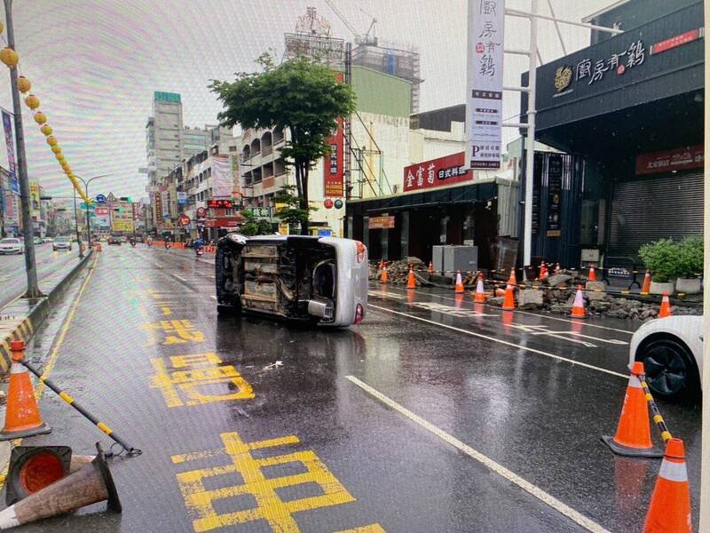 五十岁妇人驾车行经台南北区北安路一段一处路口不慎自撞分隔岛后翻车，妇人脸部有一些擦挫伤。（民众提供）