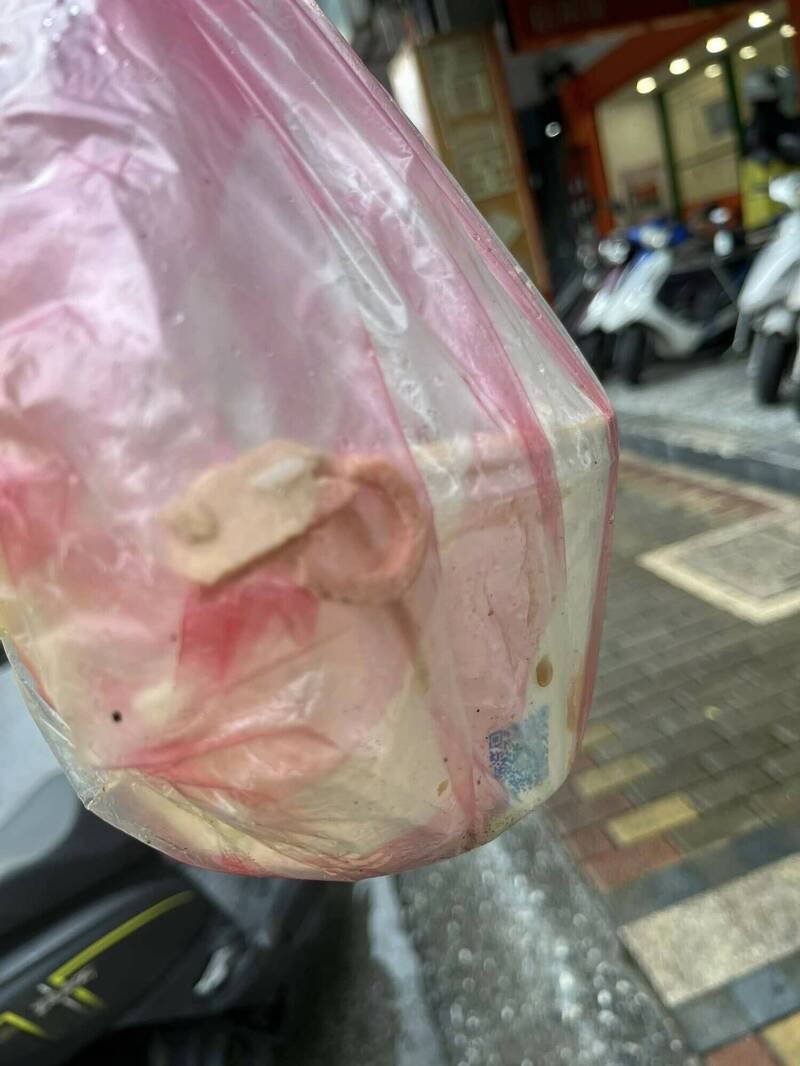 民众拍摄充满臭味的馊水粥。(记者吴仁捷翻摄) 民众拍摄充满臭味的馊水粥。(记者吴仁捷翻摄)