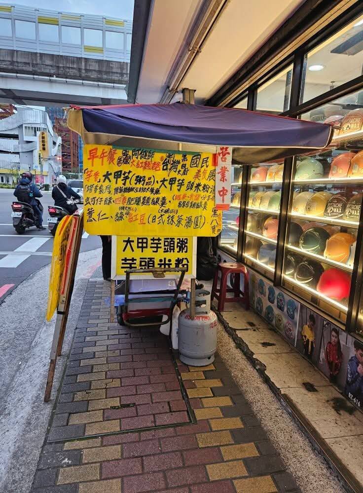 网友惊觉弃尸陈嫌就是在新庄体育场附近,卖馊水粥的男子。(记者吴仁捷翻摄) 网友惊觉弃尸陈嫌就是在新庄体育场附近,卖馊水粥的男子。(记者吴仁捷翻摄)