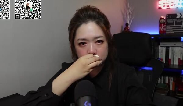 ▲翟翾在直播节目上泪崩。 (图/翻摄自节目直播画面)