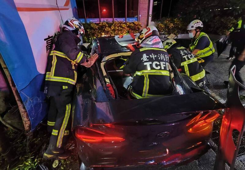 林姓男子驾驶要价200多万的跑车，行经乌日区中山路时失控自撞，因车门卡住受困车内，消防人员破坏车门救援。（记者陈建志翻摄）