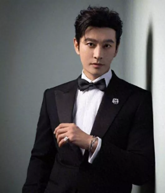 47岁的黄晓明让人见识到他在娱乐圈的江湖地位