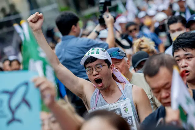 726大罢免首轮投票后,支持罢免的群众聚集看开票