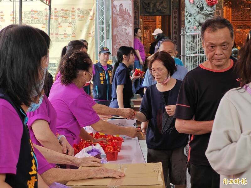警方与福安宫合作发放平安金币，吸引上千人领取。（记者陈彦廷摄）