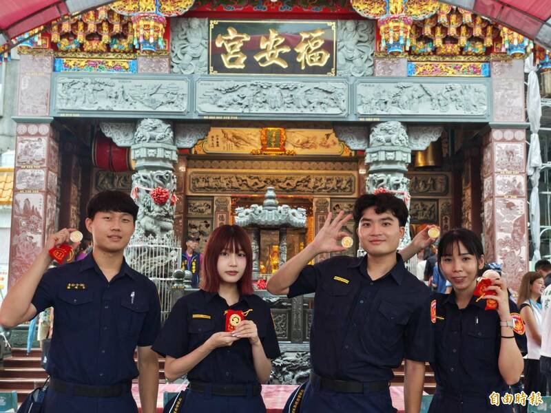 警方与福安宫合作发放平安金币。（记者陈彦廷摄）