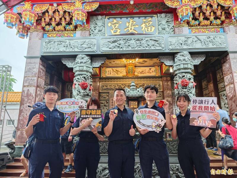 警方与福安宫合作发放平安金币。（记者陈彦廷摄）