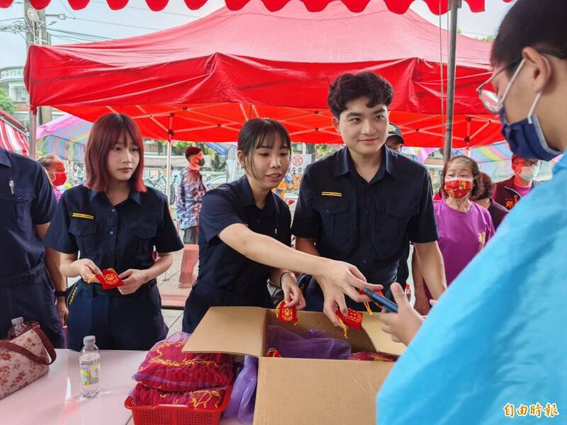 警方与福安宫合作发放平安金币。（记者陈彦廷摄）