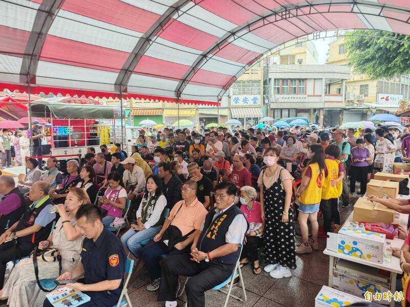 警方与福安宫合作发放平安金币，吸引上千人领取。（记者陈彦廷摄）