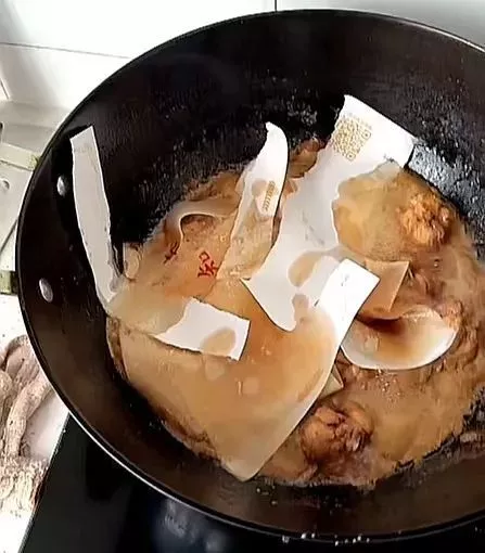 学生用大学录取通知书做小鸡炖蘑菇 校方:能吃