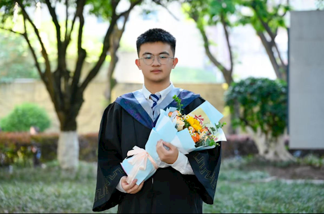 快递员儿子放弃北大报考西湖大学:想研究半导体