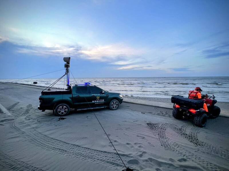 海巡署派员在竹围海边搜寻戏水被浪卷走的2名高中生。（海巡署提供）