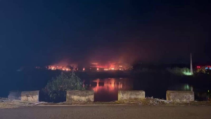 花莲县寿丰乡共和村鱼池地区一间废弃猪寮昨深夜发生大火，由于现场堆积很多杂物以及易燃物，现场火势非常猛烈。（义消蔡哲文提供）