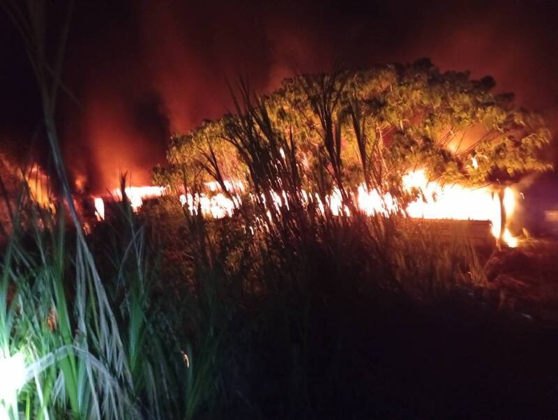 花莲县寿丰乡共和村鱼池地区一间废弃猪寮昨深夜发生大火，由于现场堆积很多杂物以及易燃物，现场火势非常猛烈。（义消蔡哲文提供）