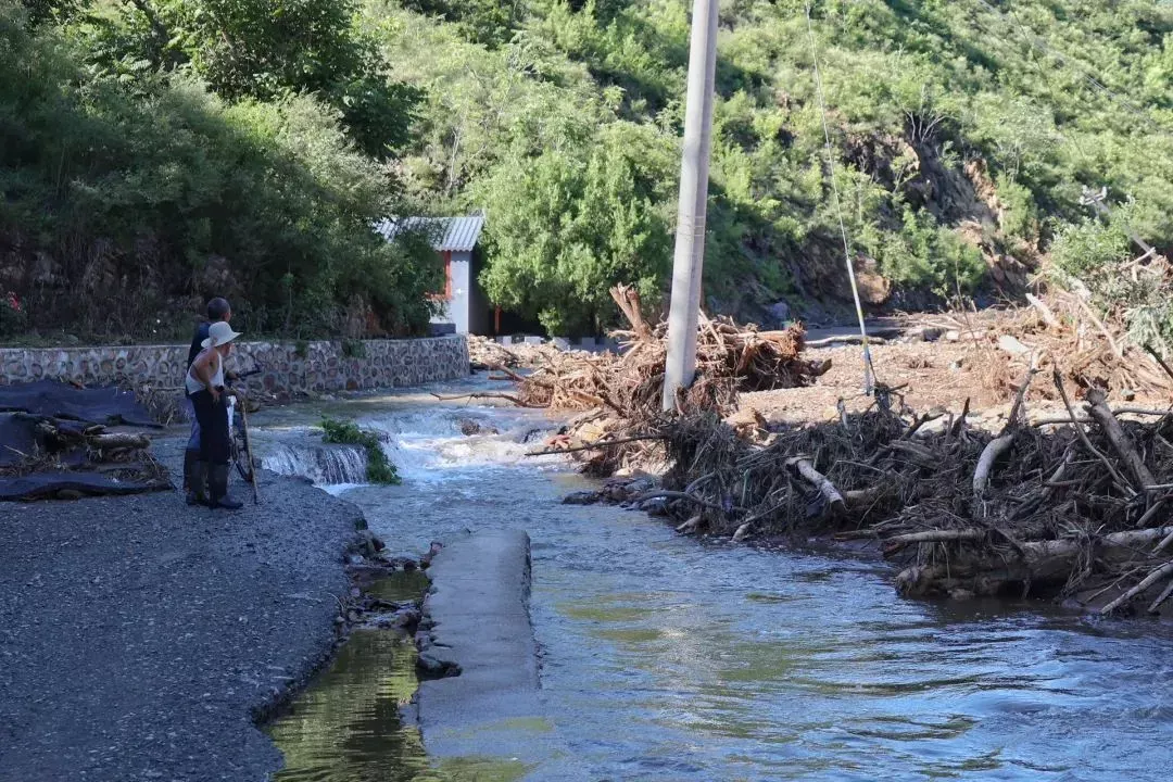记者亲历北京密云暴雨：徒步十公里，双脚泡白发皱