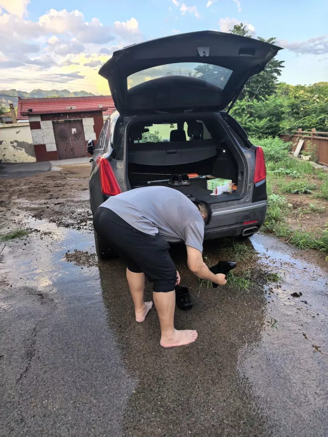 记者在换鞋，双脚已泡白发皱。