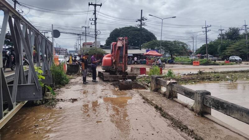 泰国防减灾厅出动机具清理、救灾。（撷取自泰国防减灾厅X）