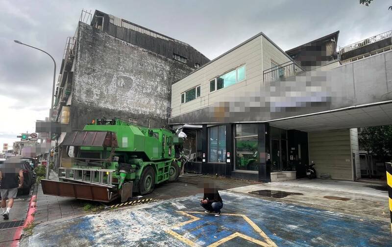 大型吊车在台北市南港路三段撞进民宅。（记者郑景议翻摄）