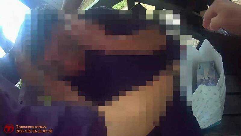 警方当场逮捕车手吴男。（图由民众提供）