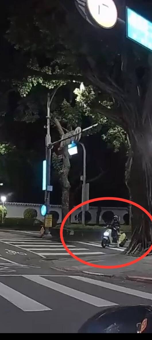 酒后骑车的吕姓女子，即使自己已是绿灯，但见警方在左侧吓得不敢动弹。（记者刘庆侯翻摄）