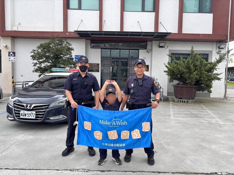 阿安在警察叔叔们陪伴下开心成为一日警察。（屏东警分局提供）