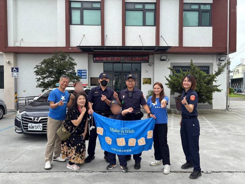 阿安在母亲及Make-A-Wish Taiwan喜愿协会社工、志工陪同下，开心前往万丹分驻所展开一日警察体验。
。（屏东警分局提供）