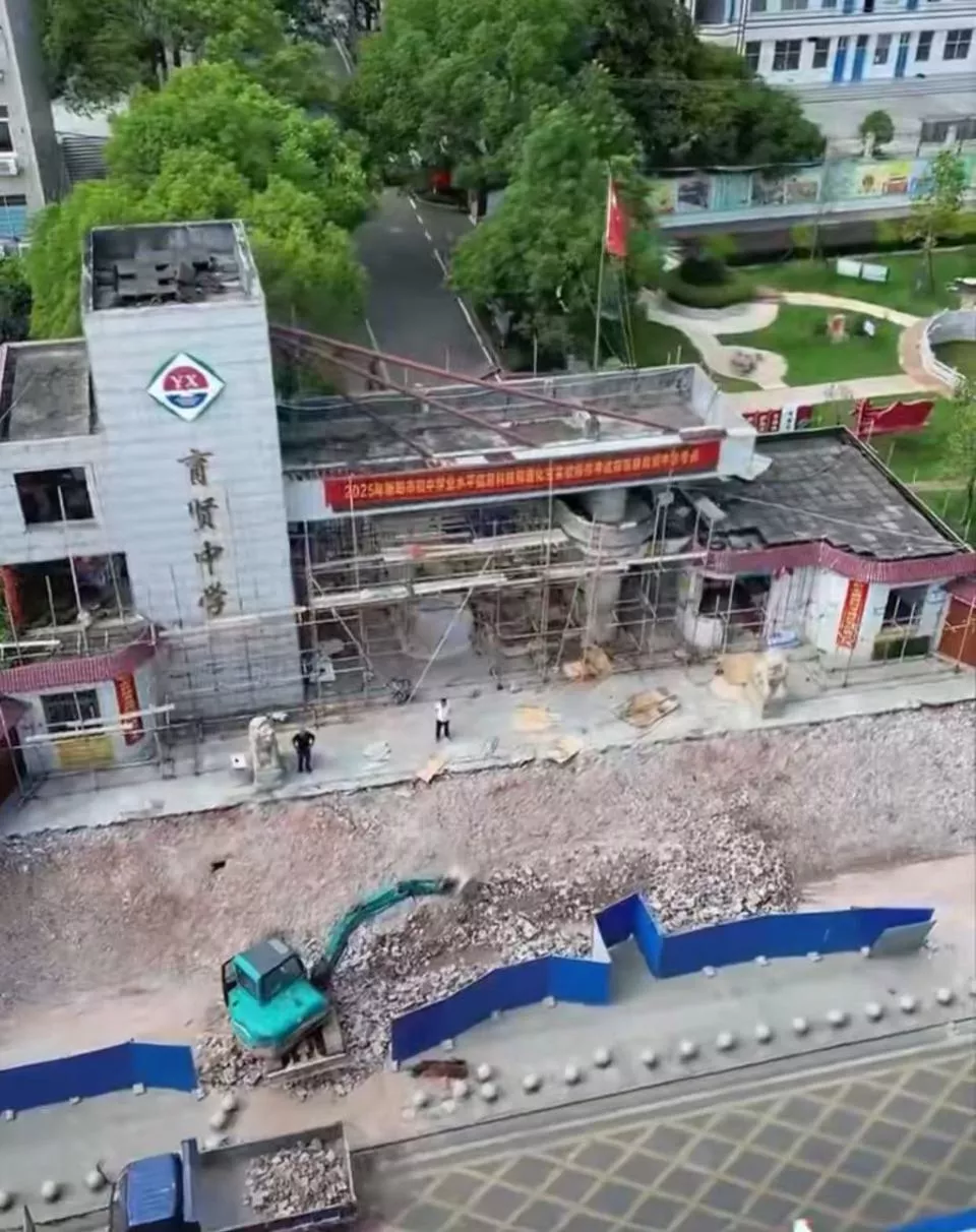 一中学被指花上百万修校门却不修宿舍 教育局回应