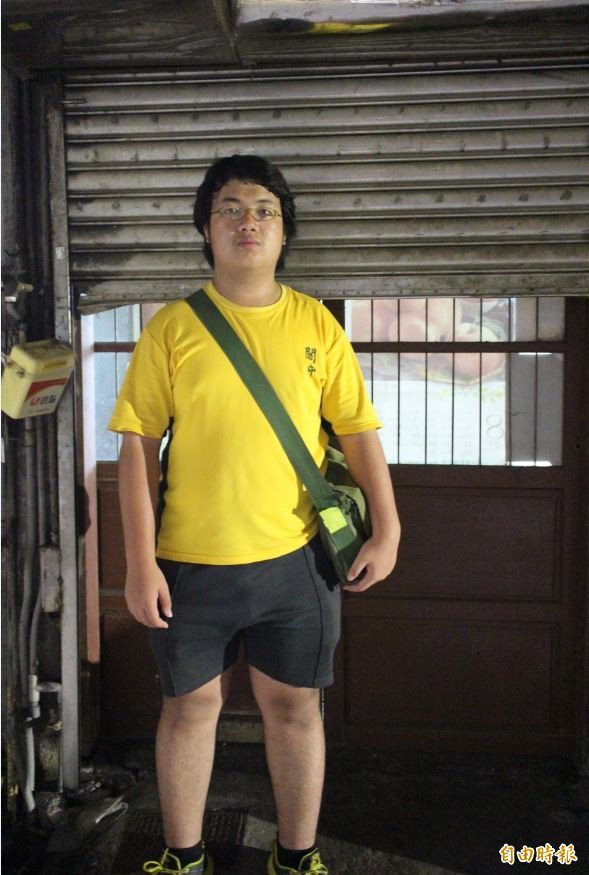 关西国中学生陈开星没有父母在身旁督促，只有身后的空屋相伴他国中的每一个漫漫长夜，但他依旧心怀感恩。（资料照，记者黄美珠摄）