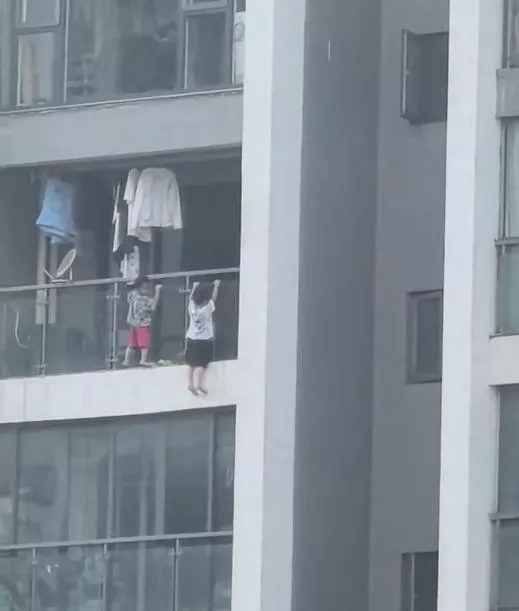 幼童爬出13层阳台,两脚悬空扒着玻璃玩引体向上