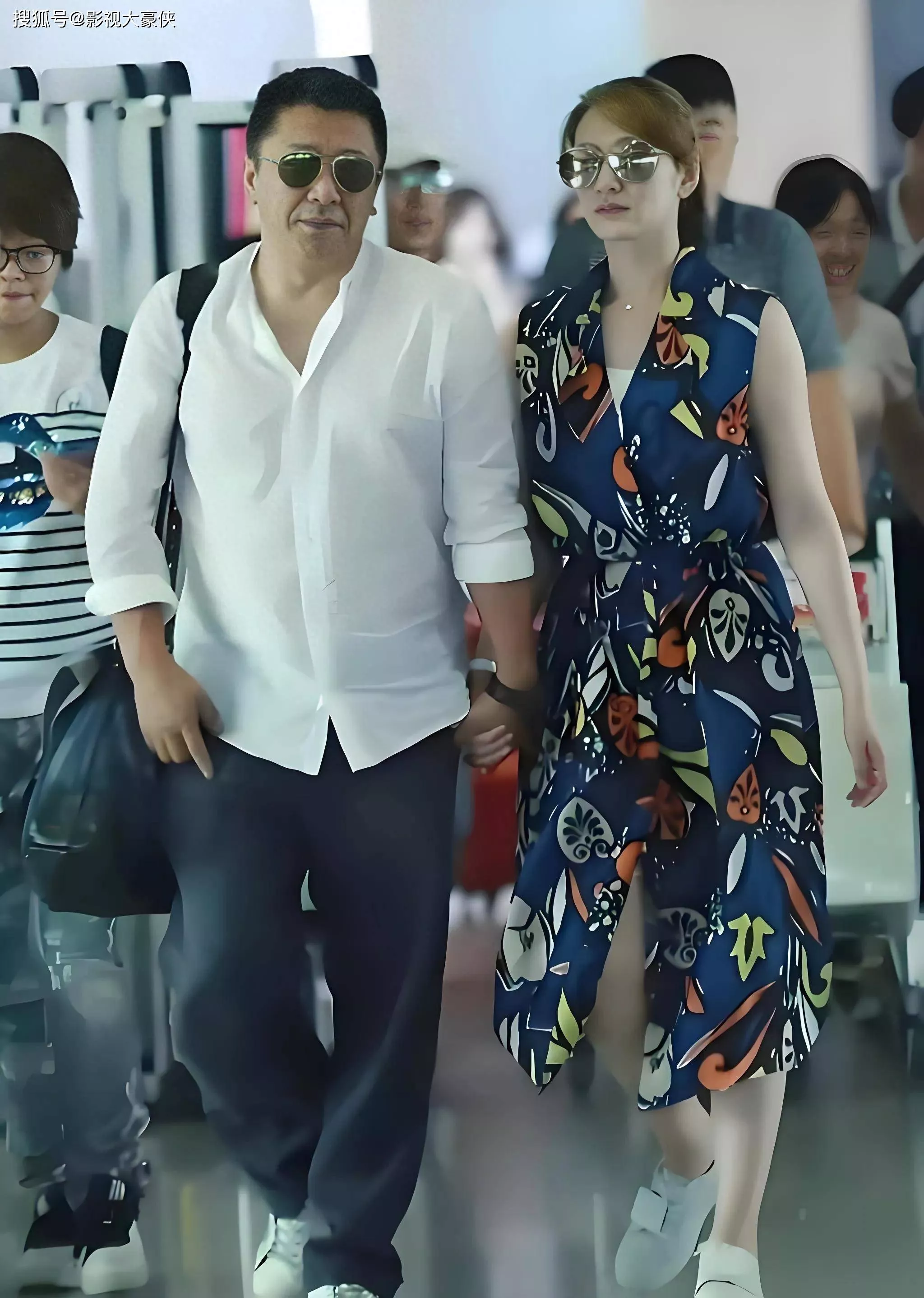 李小冉低调登场,46岁仍美貌逆龄