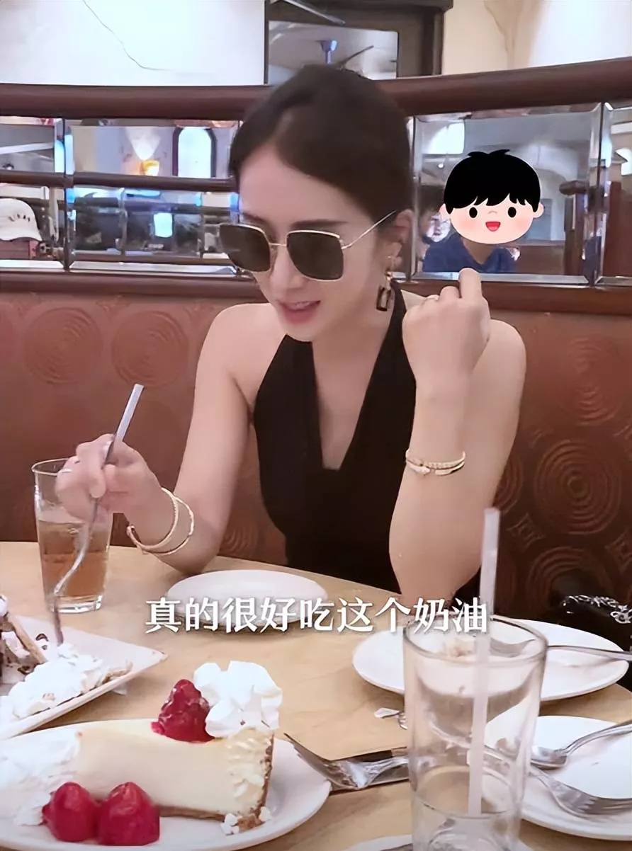 李念带三娃夏威夷度假,小腹隆起引四胎猜测